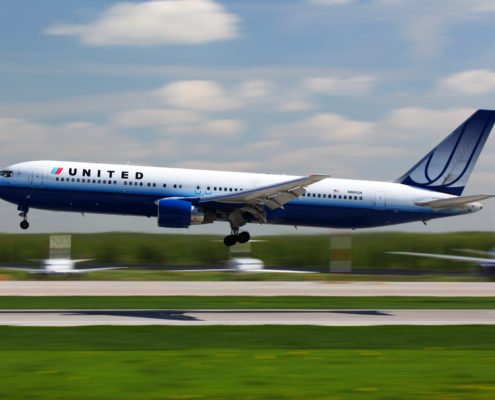 United Airlines 767 landing