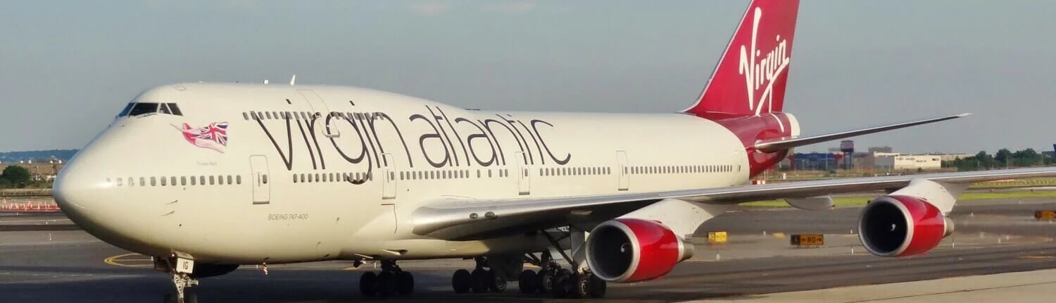 What speed does a B747 take off and land at? At what speed does a Boeing 747 Jumbo Jet take off and land at?