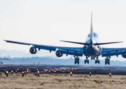 Can a plane land on it's own using the autopilot?